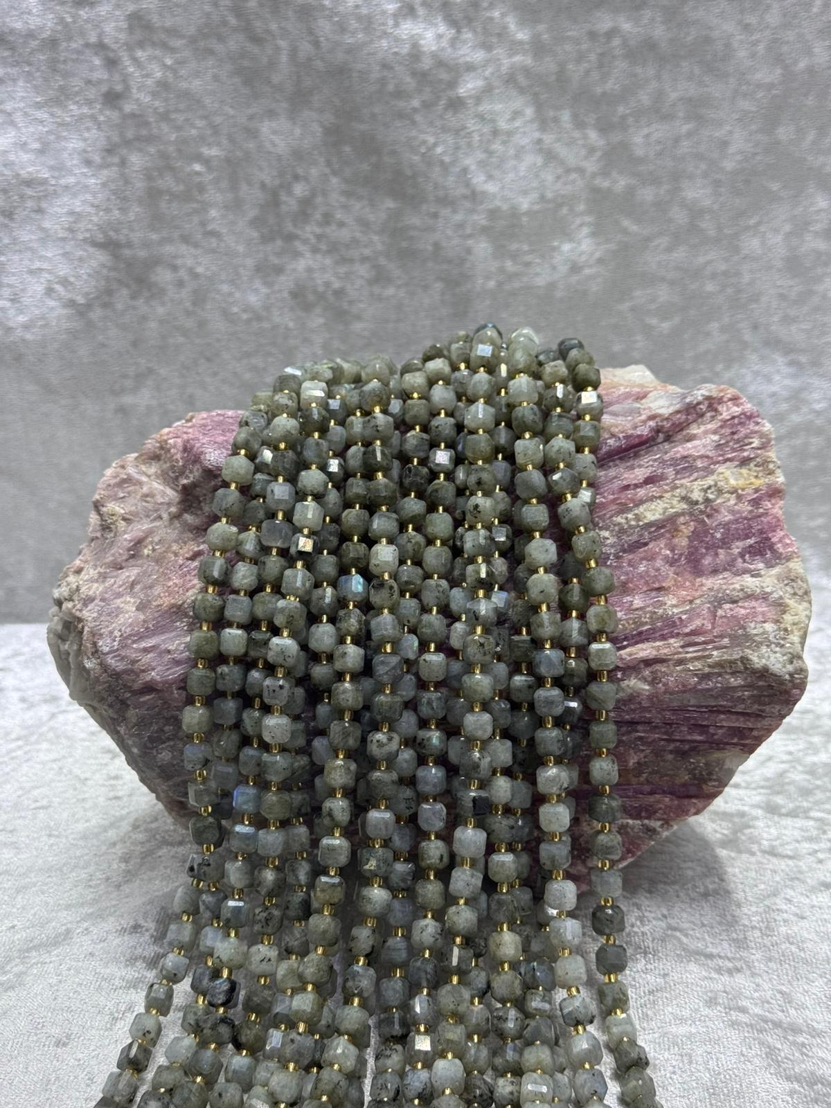 labradorit (küp kesim)